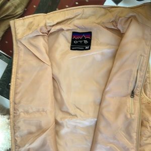 NWT Men’s winter vest in light gold size medium by OTB3 zippered pockets